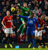 12-13イングランド・プレミアリーグは10日、第26節の試合が行われ、マンチェスター・ユナイテッド（Manchester United）は2-0でエバートン（Everton）に勝利した。

パンチングでボールをクリアするマンチェスター・ユナイテッドのGKダビド・デ・ヘア（David de Gea、中央、2013年2月10日撮影）。(c)AFP/ANDREW YATES