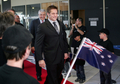 空港に到着するキャプテンのリッチー・マッコウ（%%Richie McCaw%%）。(c)AFP/PATRICK VALASSERIS