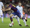 09-10スペイン1部リーグ第24節、FCバルセロナ（%%FC Barcelona%%）対マラガ（%%Malaga CF%%）。試合はバルセロナが2-1で勝利した。写真はマラガのエドゥ・ラモス（%%Edu Ramos Gomez%%、右）をかわすFCバルセロナのペドロ・ロドリゲス・レデスマ（%%Pedro Rodriguez Ledesma%%）。（2010年2月27日撮影）(c)AFP/JOSEP LAGO