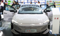 第４回中国国際消費品博覧会に自動車大手、中国第一汽車集団の高級車ブランド「紅旗」が出展した新エネルギー車（2024年4月13日撮影）。(c)Xinhua News