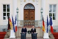 ドイツ東部メーゼベルク城で、オラフ・ショルツ独首相と共同記者会見に臨むエマニュエル・マクロン仏大統領（2024年5月28日撮影）。(c)Ludovic MARIN / POOL / AFP