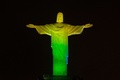 ブラジル・リオデジャネイロ（Rio de Janeiro）のコルコバード（Corcovado）の丘に立つ、ブラジル国旗の色に染め上げられた巨大なキリスト像（Christ the Redeemer、2014年6月11日撮影）。(c)AFP/YASUYOSHI CHIBA