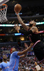13-14NBA、ロサンゼルス・クリッパーズ（Los Angeles Clippers）対シカゴ・ブルズ（Chicago Bulls）。ロサンゼルス・クリッパーズのジャレッド・ダドリー（Jared Dudley、左下）の頭上からシュートを狙うシカゴ・ブルズのカルロス・ブーザー（Carlos Boozer、2013年11月24日撮影）。(c)AFP/Getty Images/NBAE/Stephen Dunn