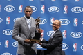 11-12NBAレギュラーシーズンの最優秀選手（MVP）に選出され、本拠地アメリカン・エアラインズ・アリーナ（American Airlines Arena）でキアモータース・アメリカ（KIA Motors America）のパーシー・ヴォーン（Percy Vaughn）氏からトロフィーを受け取るマイアミ・ヒート（Miami Heat）のレブロン・ジェームズ（LeBron James、2011年5月12日撮影）。(c)AFP/Getty Images/NBAE/Nathaniel S. Butler