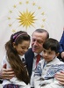 トルコの首都アンカラの大統領府で、レジェプ・タイップ・エルドアン大統領（中央）と写真撮影に臨むバナ・アベドさん（左）と弟。トルコ大統領府提供（2016年12月21日撮影・公開）。(c)AFP/Turkish Presidential Press Office/KAYHAN OZER