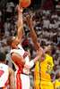 12-13NBAは3日、イースタンカンファレンス決勝（7回戦制）の第7戦が行われ、マイアミ・ヒート（Miami Heat）が99-76でインディアナ・ペイサーズ（Indiana Pacers）を破り、3年連続NBAファイナル進出を果たした。

試合開始のチップオフを争うマイアミ・ヒートのクリス・ボッシュ（Chris Bosh）とインディアナ・ペイサーズのロイ・ヒバート（Roy Hibbert、2013年6月3日撮影）。(c)AFP/Getty Images/Mike Ehrmann