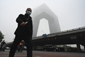 スモッグに覆われた中国・北京（2021年11月5日撮影）。(c)JADE GAO / AFP