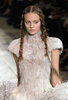 フランス・パリ市内で発表された「アレキサンダー・マックィーン（Alexander McQueen）」11年春夏コレクション（2010年10月5日撮影）。（c）AFP/FRANCOIS GUILLOT