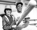 米大リーグ（MLB）のニューヨーク・メッツ在籍時に、ジョン・F・ケネディ・ジュニアさん（左）とカメラに向けてポーズをとるウイリー・メイズ氏（1972年6月3日撮影）。(c)JERRY SISKIND / AFP