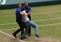 男子テニス、テラ・ウォルトマン・オープン、シングルス決勝。コートに侵入し、警備員に取り押さえられる女（2022年6月19日撮影）。(c)Carmen JASPERSEN/ AFP