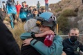 スペイン南部モトリル近郊で洞窟での500日間の隔離生活を終えたベアトリス・フラミニさん（中央右、2023年4月14日撮影）。(c)JORGE GUERRERO / AFP