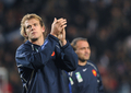 試合後にサポーターへ感謝の意を表すフランスのオーレリアン・ルージュリー（%%Aurelien Rougerie%%）。(c)AFP/MARTIN BUREAU