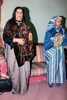リビアの首都トリポリ（Tripoli）のムアマル・カダフィ（Moamer Kadhafi）大佐の邸宅と、三男サーディ（Saadi Kadhafi）氏の市内の別荘からアルバムが発見された。

写真はカダフィ家のアルバムより、カダフィ大佐のサフィヤ（Safiya）夫人（左、撮影日不明、2011年8月30日入手）。(c)AFP