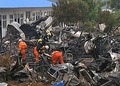 中国・河南省平頂山で、火災により全焼した高齢者介護施設の焼け跡で捜索作業を進める消防隊員。IMAGINECHINA提供（2015年5月26日撮影）。(c)IMAGINECHINA
