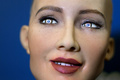 スイス・ジュネーブで、人工知能（AI）に関する会議に登場した人型ロボットの「ソフィア」（2017年6月7日撮影）。(c)AFP/Fabrice COFFRINI