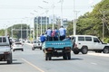 パプアニューギニアの首都ポートモレスビーで、警察車両で国会議事堂に向かう警察官ら（2018年11月20日撮影）。(c)STR / AFP