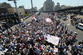エジプト首都カイロ（Cairo）でデモを行うムハンマド・モルシ（Mohamed Morsi）前大統領支持派（2013年8月2日撮影）。(c)AFP/FAYEZ NURELDINE