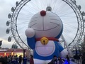 ショッピングモール「上海大悦城」屋上の観覧車前に登場し、人々の目を引いた巨大なドラえもん（2019年3月15日撮影）。(c)Xinhua News