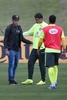ブラジル代表のキャンプ地テレゾポリス（Teresopolis）に戻り、主将のチアゴ・シウバ（Thiago Silva、中央）、フッキ（Hulk、右）と言葉を交わすネイマール（Neymar da Silva Santos Junior、2014年7月10日撮影）。(c)AFP/VANDERLEI ALMEIDA