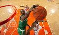12-13NBAは23日、プレーオフ1回戦（7回戦制）第2戦が行われ、ニューヨーク・ニックス（New York Knicks）は87-71でボストン・セルティックス（Boston Celtics）を下し、対戦成績を2勝0敗とした。

ニューヨーク・ニックスのイマン・シャンパート（Iman Shumpert、右）のシュートをブロックするボストン・セルティックスのケビン・ガーネット（Kevin Garnett、2013年4月23日撮影）。(c)AFP/Getty Images/NBAE/Nathaniel S. Butler