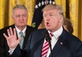 米ホワイトハウスで航空管制業務の民営化計画を発表したドナルド・トランプ大統領（2017年6月5日撮影）。(c)AFP/NICHOLAS KAMM
