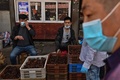 中国・武漢で、マスクを着けて大量のエビを売る人（2020年4月15日撮影、資料写真）。(c)Hector RETAMAL / AFP