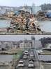 2011年3月11日の東日本大震災からまもない同15日、巨大津波で大きな被害を受けた宮城県石巻市市内（写真上）と、2012年3月15日に撮影された同じ場所（写真下）。(c)AFP/KIM JAE-HWAN/TORU YAMANAKA