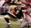 カーディナルスのジェラルド・ヘイズ（%%Gerald Hayes%%、右）からサックされるセインツのQBドリュー・ブリーズ（%%Drew Brees%%）。(c)AFP/Getty Images Chris Graythen