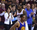 14-15NBAファイナル、クリーブランド・キャバリアーズ対ゴールデンステイト・ウォリアーズ。敗戦が確実となった試合終盤にベンチに下がるクリーブランド・キャバリアーズのレブロン・ジェームズ（2015年6月16日撮影）。(c)AFP/TIMOTHY A. CLARY