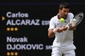 テニス、ウィンブルドン選手権、男子シングルス決勝。リターンを打つノバク・ジョコビッチ（2023年7月16日撮影）。(c)Adrian DENNIS / AFP