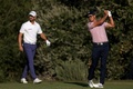男子ゴルフの今季メジャー第3戦、全米オープン選手権3日目。ウィンダム・クラーク（左）の前で12番のティーショットを打つリッキー・ファウラー（2023年6月17日撮影）。(c)Harry How/Getty Images/AFP