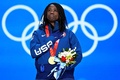 北京冬季五輪、スピードスケート女子500メートルのメダル授与式。金メダルを獲得した米国のエリン・ジャクソン（2022年2月14日撮影）。(c)WANG Zhao/ AFP
