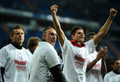 サッカー欧州チャンピオンズリーグ2011-12（UEFA Champions League 2011-12）は25日、準決勝第2戦が行われ、バイエルン・ミュンヘン（Bayern Munich）が2試合合計スコアを3-3として迎えたペナルティーキック（PK）戦でレアル・マドリード（Real Madrid）に3-1で勝利し、決勝進出を決めた。

PK戦の末に決勝進出を決め、歓喜するバイエルン・ミュンヘンの選手（2012年4月25日撮影）。(c)AFP/PIERRE-PHILIPPE MARCOU