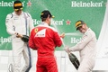 16F1第7戦カナダGP決勝。表彰台でシャンパンをかけ合う（左から）3位だったウィリアムズのバルテリ・ボッタス、2位だったフェラーリのセバスチャン・ベッテル、優勝したメルセデスAMGのルイス・ハミルトン（2016年6月12日撮影）。(c)AFP/Chris Roussakis