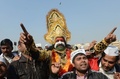 インド・ニューデリー（New Delhi）で、デリー首都圏首相に就任する新政党「庶民党（Aam Aadmi Party、Common People&apos;s Party）」のアルビンド・ケジリワル（Arvind Kejriwal）党首の宣誓式に集まった群衆（2013年12月28日撮影）。(c)AFP/RAVEENDRAN