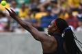 リオデジャネイロ五輪、テニス女子シングルス1回戦。サーブトスを上げるセレーナ・ウィリアムス（2016年8月7日撮影）。(c)AFP/Roberto SCHMIDT
