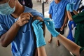 タイのチョンブリ中央刑務所で新型コロナウイルスのワクチン接種を受ける受刑者ら（2021年6月25日撮影）。(c)Lillian SUWANRUMPHA / AFP