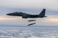黄海の仮想標的に向けて、統合直接攻撃弾（JDAM）を発射する韓国空軍のF15K戦闘。韓国国防省提供（2022年10月4日撮影）。(c)AFP PHOTO / South Korean Defence Ministry