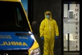 スペイン・ビゴの病院前に立つ医療従事者（2020年3月25日撮影、資料写真）。(c)MIGUEL RIOPA / AFP