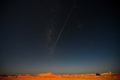 宇宙航空研究開発機構（JAXA）の小惑星探査機「はやぶさ2」から分離され、火球となって地表に落下するカプセル。豪クーバーピディから撮影（2020年12月6日撮影）。(c)Morgan Sette / AFP