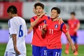サッカー国際親善試合、韓国対パラグアイ。得点を挙げ、李菁龍（Lee Chung-Yong、イ・チョンヨン、中央）と喜ぶ韓国の南泰煕（Nam Tae-Hee、ナム・テヒ、2014年10月10日撮影）。(c)AFP/JUNG YEON-JE