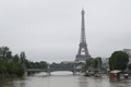 パリのエッフェル塔近くで氾濫したセーヌ川（2016年6月2日撮影）。(c)AFP/KENZO TRIBOUILLARD
