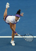 全豪オープンテニス（Australian Open Tennis Tournament 2013）は26日、女子シングルス決勝が行われ、大会第6シードの李娜（Na Li、ナ・リー、中国）は6-4、4-6、3-6で第1シードのビクトリア・アザレンカ（Victoria Azarenka、ベラルーシ）に敗れた。

サーブを放つ李娜（2013年1月26日撮影）。(c)AFP/MANAN VATSYAYANA