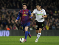 11-12スペイン1部リーグは19日、第24節の試合が各地で行われ、FCバルセロナ（FC Barcelona）は5-1でバレンシア（Valencia CF）に大勝した。

バレンシアのティノ（Alberto &quot;Tino&quot; Costa、右）とボールを競るFCバルセロナのリオネル・メッシ（Lionel Messi、2012年2月19日撮影）。(c)AFP/JOSEP LAGO
