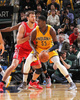 14-15NBA、インディアナ・ペイサーズ対ヒューストン・ロケッツ。ボールをコントロールするインディアナ・ペイサーズのロイ・ヒバート（手前、2015年3月23日撮影）。(c)AFP/Getty Images/NBAE/Ron Hoskins