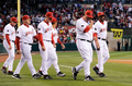 09MLB、ロサンゼルス・エンゼルス・オブ・アナハイム（%%Los Angeles Angels of Anaheim%%）対ボストン・レッドソックス（%%Boston Red Sox%%）。試合はエンゼルスが6-3で勝利を収めた。写真は9日に交通事故で亡くなったチームメイトのニック・エイデンハート（%%Nick Adenhart%%）に黙祷を捧げるため、整列するマイク・ソーシア（%%Mike Scioscia%%）監督（右2）らエンゼルスのコーチングスタッフ。（2009年4月10日撮影）(c)AFP/Getty Images/Kevork Djansezian
