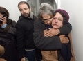 チュニジアの首都チュニス（Tunis）のジャーナリスト組合本部で、イスラム教スンニ派（Sunni）の過激派組織「イスラム国（Islamic State、IS）」のリビアの傘下グループによる2ジャーナリスト殺害発表を受け悲しむ記者ら（2015年1月8日撮影）。(c)AFP/FETHI BELAID