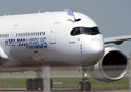 仏南西部トゥールーズ（Toulouse）で、試験飛行を終えて着陸した欧州航空機大手エアバス（Airbus）の次世代旅客機「A350」（2013年6月14日撮影）。(c)AFP/ERIC CABANIS