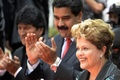 ベネズエラの首都カラカス（Caracas）で開かれた南部共同市場（MERCOSUR）首脳会議に出席した、同国のニコラス・マドゥロ（Nicolas Maduro）大統領（中央）とブラジルのジルマ・ルセフ（Dilma Rousseff）大統領（右）、ボリビアのエボ・モラレス（Evo Morales）大統領（2014年7月29日撮影、資料写真）。(c)AFP/LEO RAMIREZ