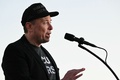 ドナルド・トランプ前米大統領の選挙集会に登壇した実業家のイーロン・マスク氏。ペンシルベニア州バトラーで（2024年10月5日撮影）。(c)Jim WATSON / AFP
